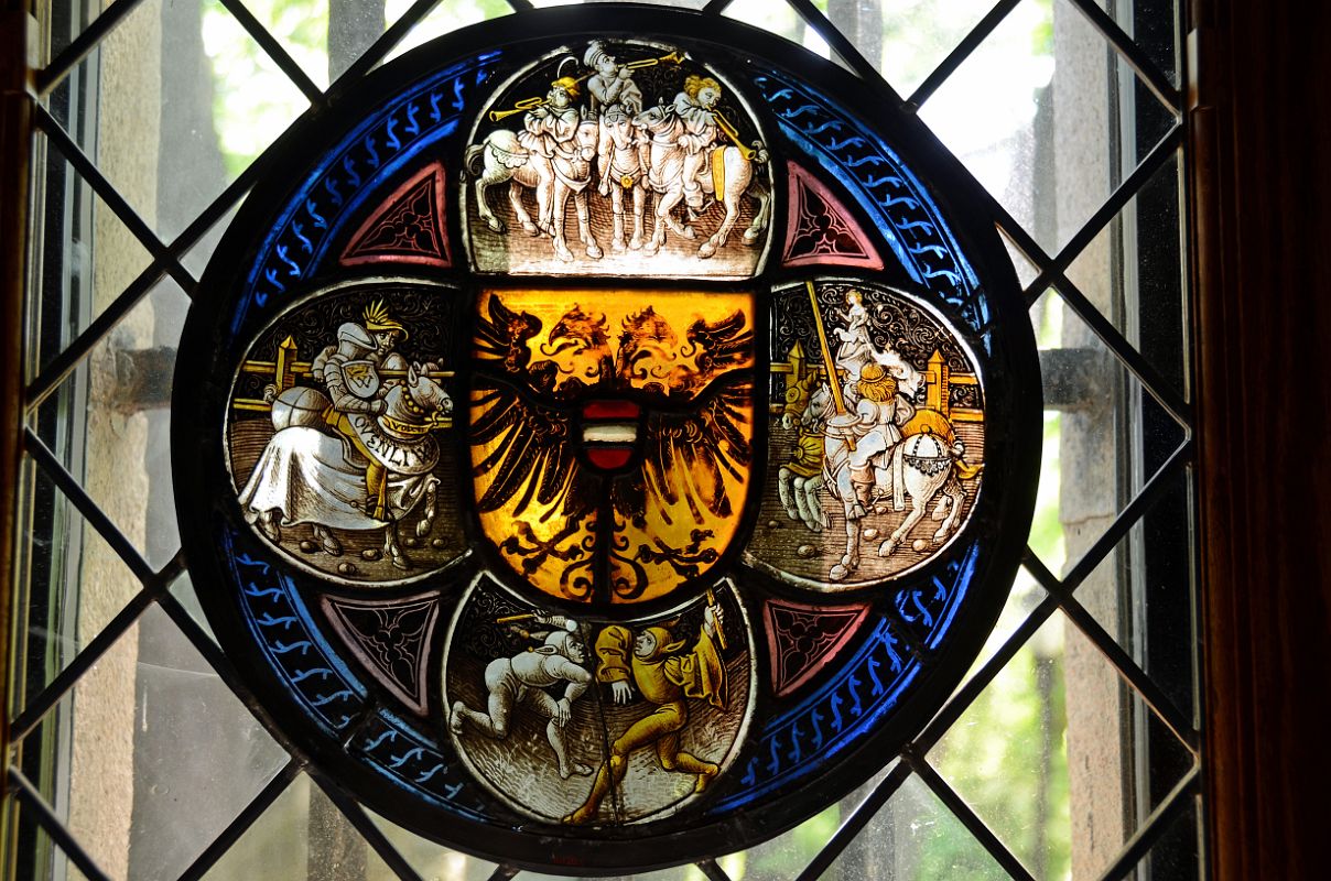 New York Cloisters 39 013 The Treasury - Quatrefoil Roundel with Arms and Secular Scenes - Germany 1490-1500